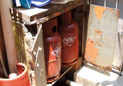 石油气瓶的贮存箱（只适用于地面层）