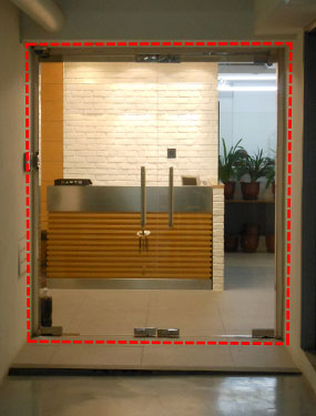 Glass door at the entrance of premises without adequate fire resistance