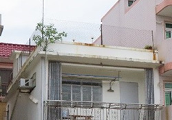 Mesh fence or railing erected on roof parapet