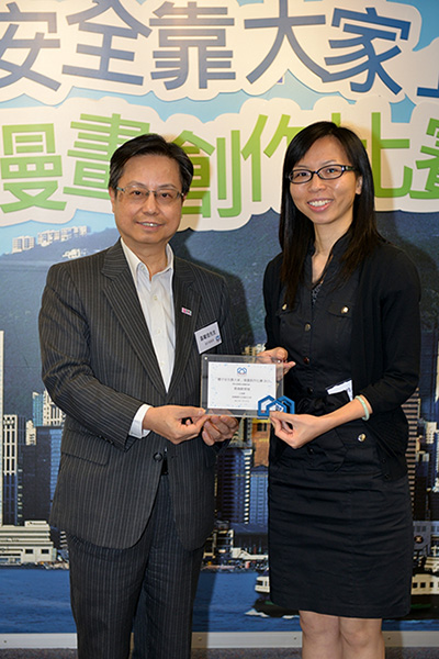 Mr Au (left) presents a souvenir to Ms Hung Yuen-ling (right) of the Hong Kong Education City.
