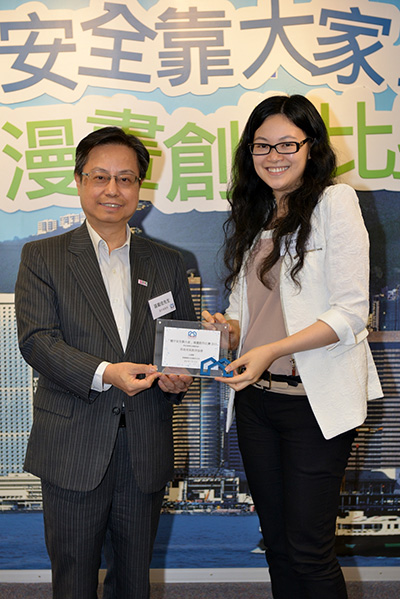 The Director of Buildings, Mr Au Choi-kai (left), presents a souvenir to Ms Rowena Cheung (right) of the Hong Kong Society for Education in Art.