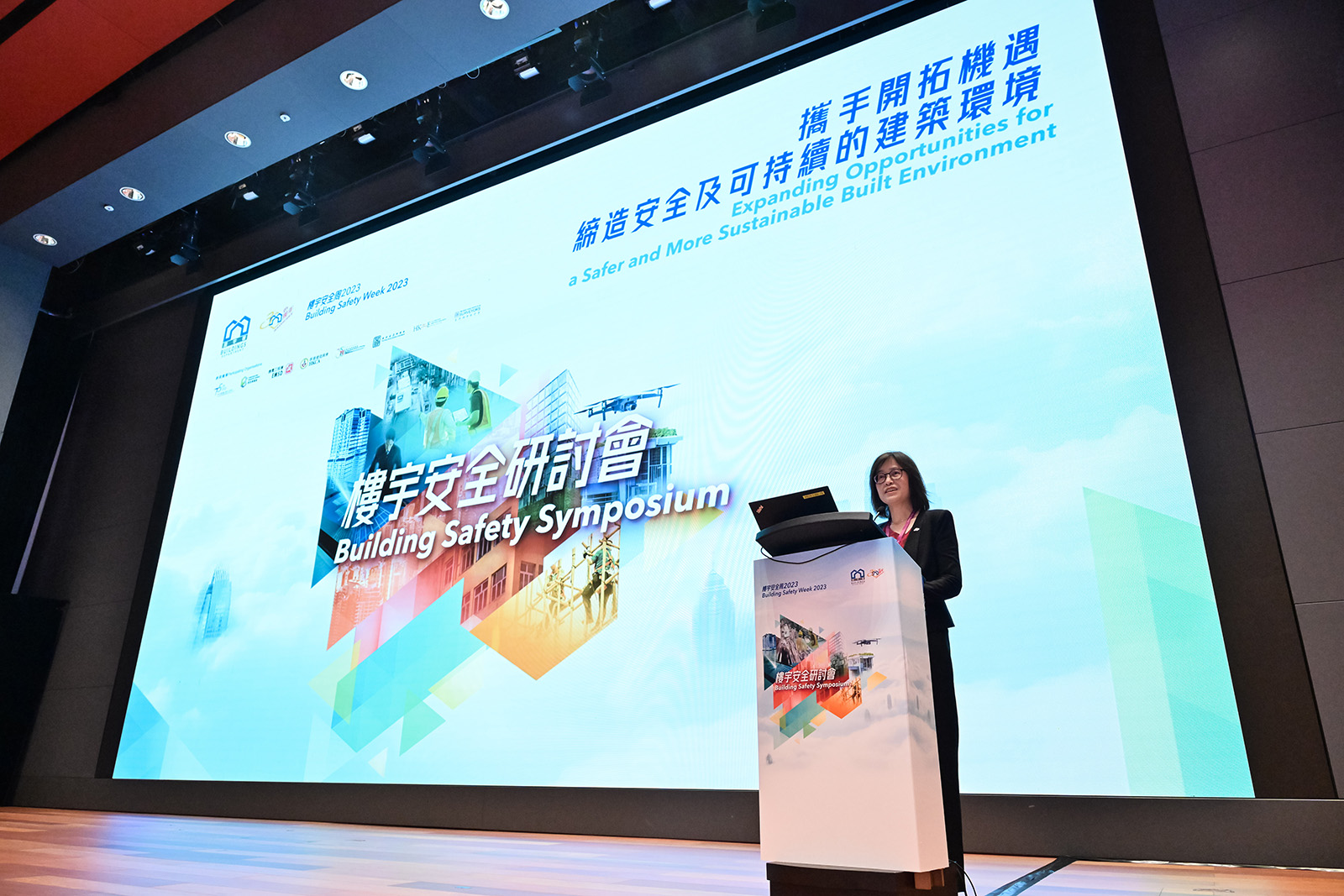 The Buildings Department held the closing event of Building Safety Week 2023, the Building Safety Symposium, at the Hong Kong Palace Museum today (October 27). Photo shows the Director of Buildings, Ms Clarice Yu, giving a welcome speech at the symposium.