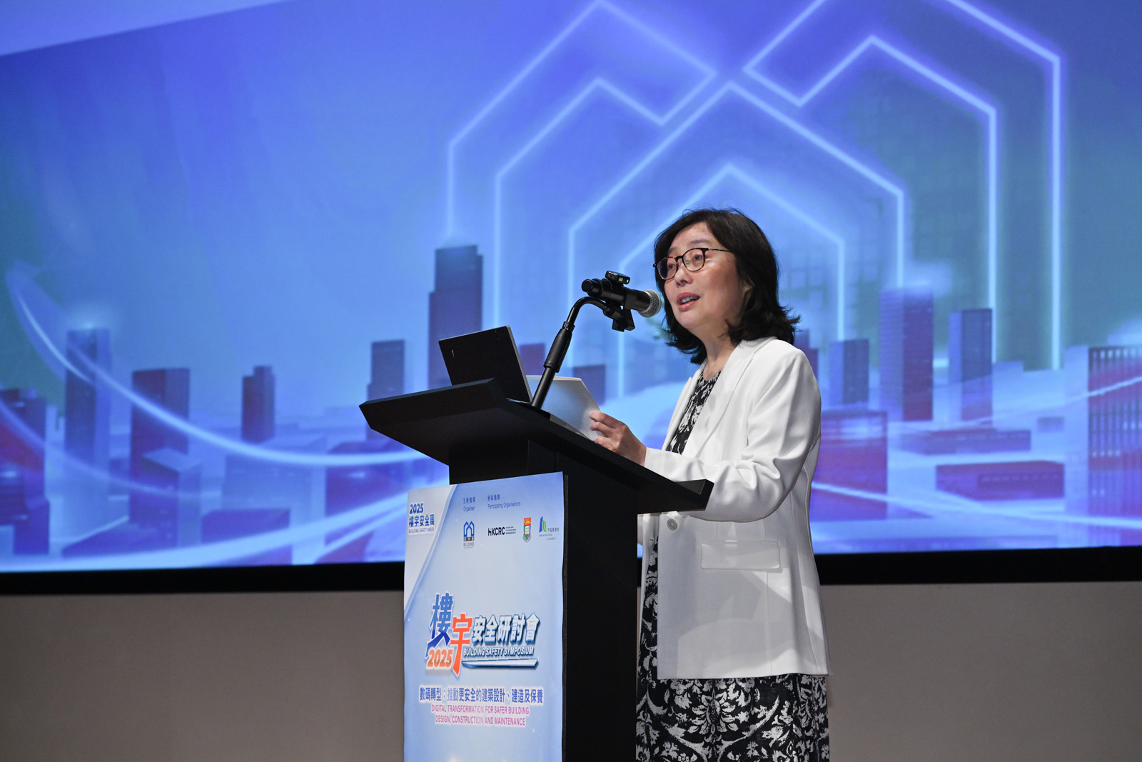 The Buildings Department held the Building Safety Symposium at the Hong Kong Convention and Exhibition Centre today (November 14). Photo shows the Secretary for Development, Ms Bernadette Linn, speaking at the symposium.