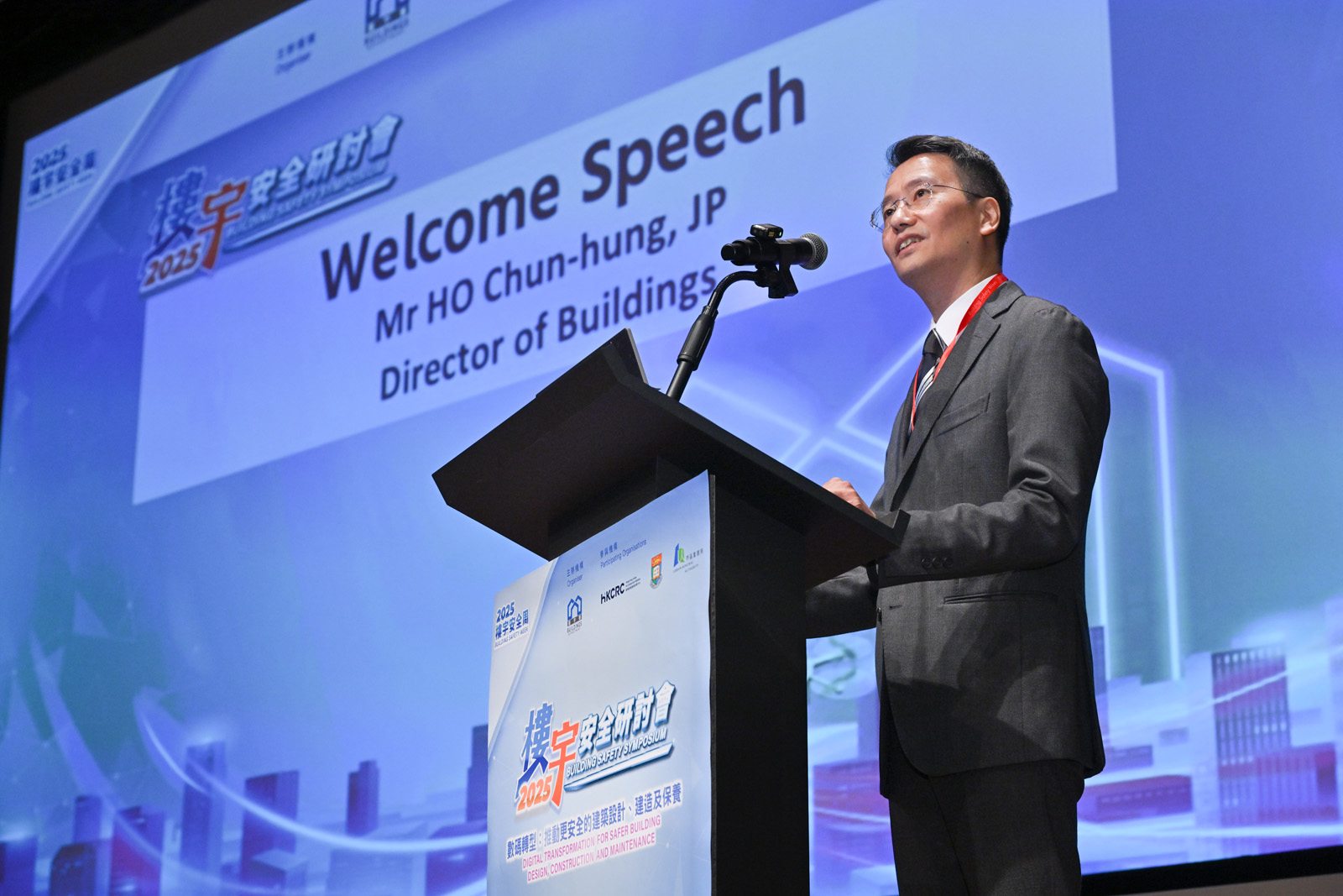 The Buildings Department held the Building Safety Symposium at the Hong Kong Convention and Exhibition Centre today (November 14). Photo shows the Director of Buildings, Mr Ho Chun-hung, delivering a welcome speech at the symposium.